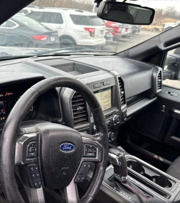 Camioneta Ford F150 XLT 2018 de Preventas Carmexio, vista lateral mostrando la cabina y la carrocería del pickup.