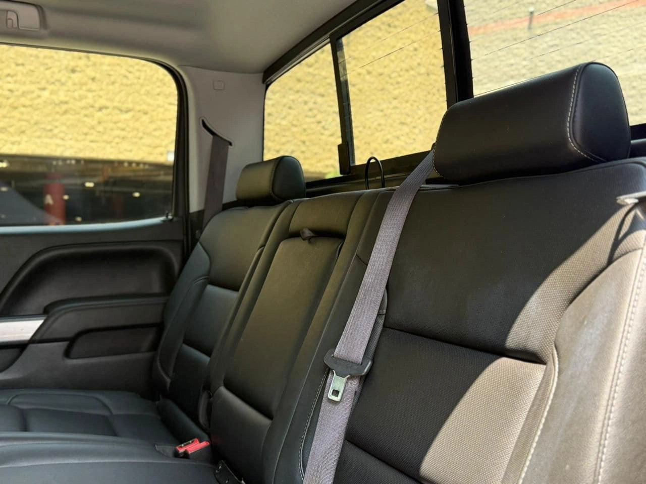 Camioneta Chevrolet Silverado 1500 LTZ Z71 2017 en color gris, vista frontal mostrando detalles del diseño y parrilla.