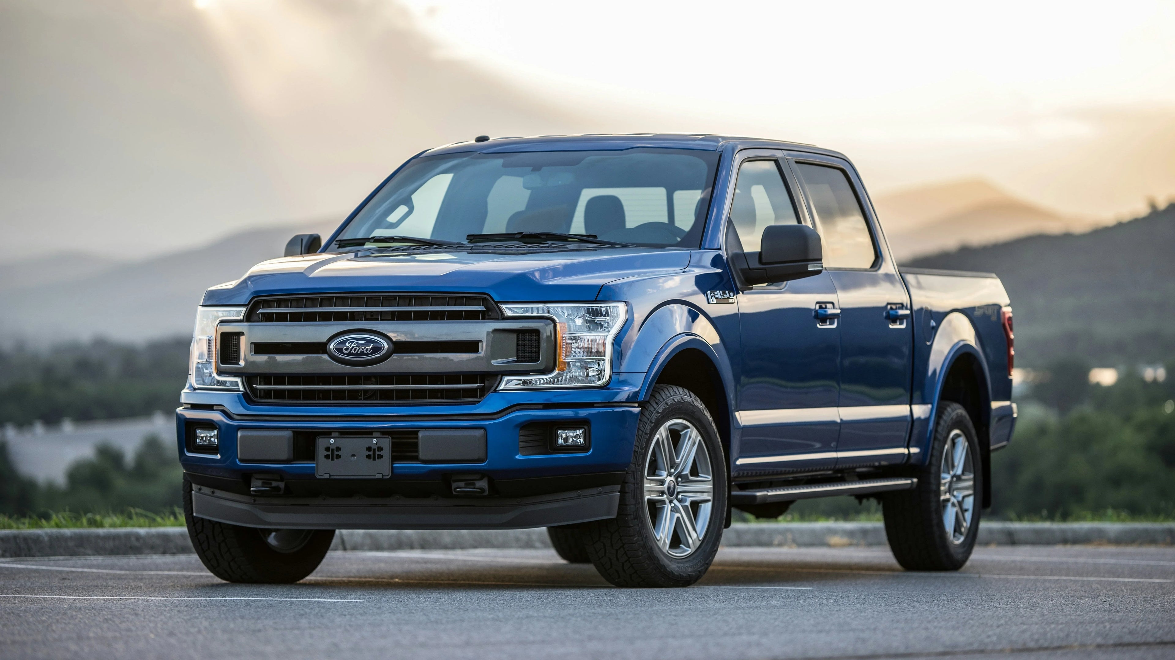 Camioneta pickup Ford azul importada, estacionada al aire libre, ideal para venta en Carmexio México
