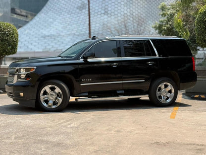 SUV Chevrolet Tahoe LT 2017 de color gris oscuro, vista lateral del vehículo en excelente estado.