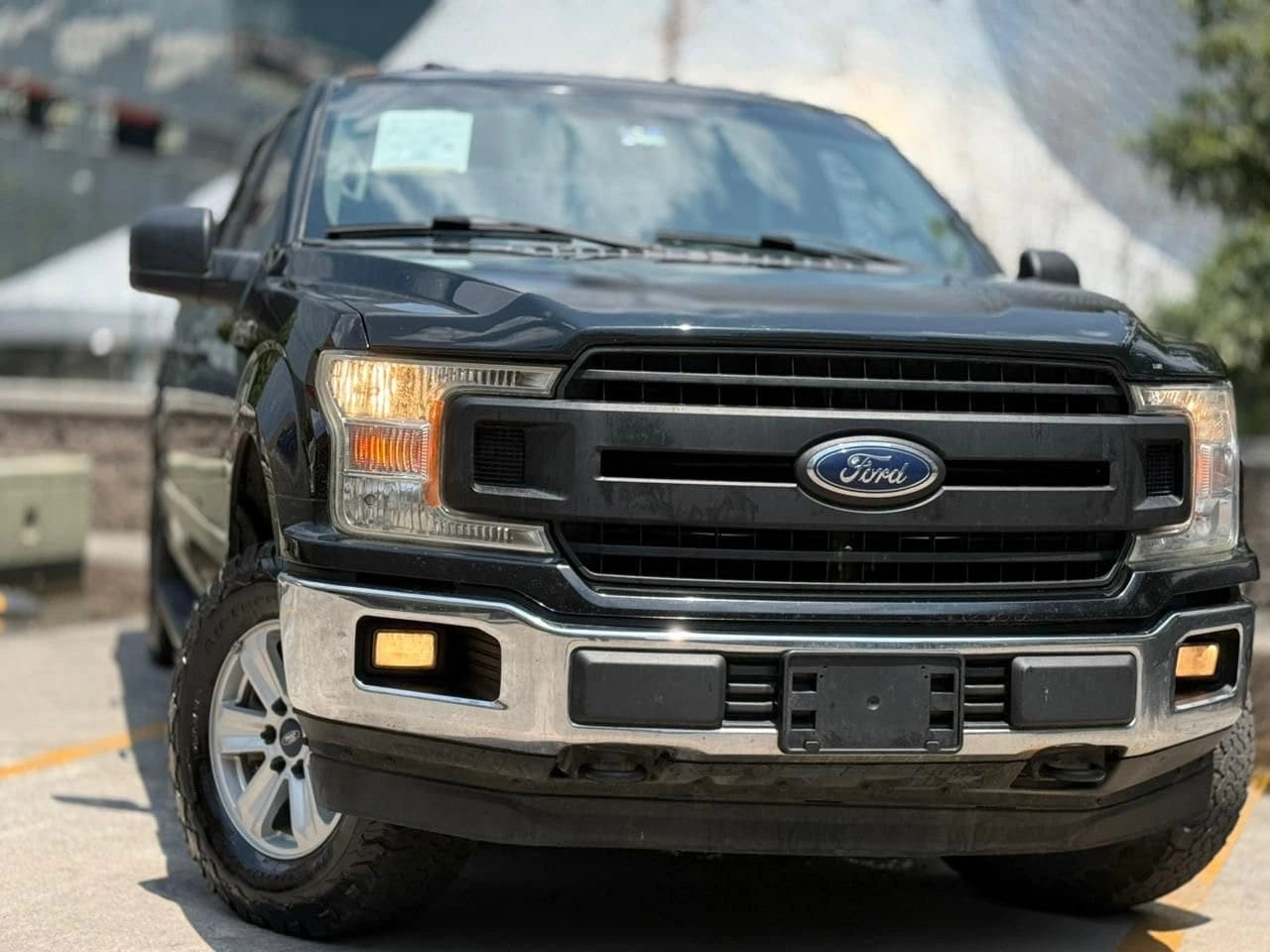 Camioneta Ford F150 XL 2018 de color negro, vista lateral con detalles de la cabina y ruedas.