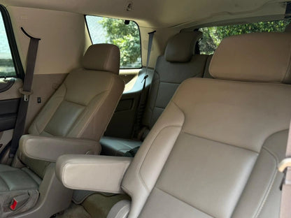 SUV Chevrolet Tahoe LT 2017 de Carmexio CDMX, vista frontal del vehículo en color negro con detalles de luces y parrilla.
