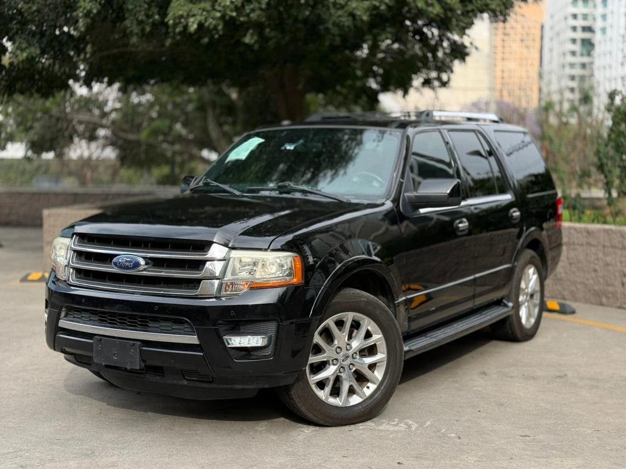 Ford Expedition Limited 2017 SUV de Preventas Carmexio, vista lateral mostrando detalles del vehículo y diseño exterior.