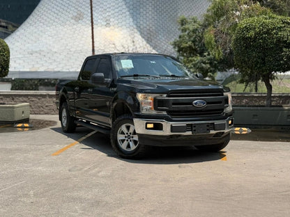 Camioneta Ford F150 XL 2018 de pickup, vista frontal, en color azul, destacando su diseño robusto y características principales