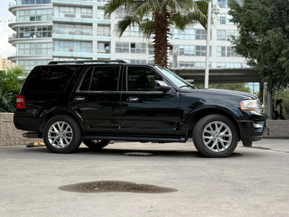 SUV Ford Expedition Limited 2017 de Preventas Carmexio, vista frontal con detalles del diseño exterior y luces encendidas.
