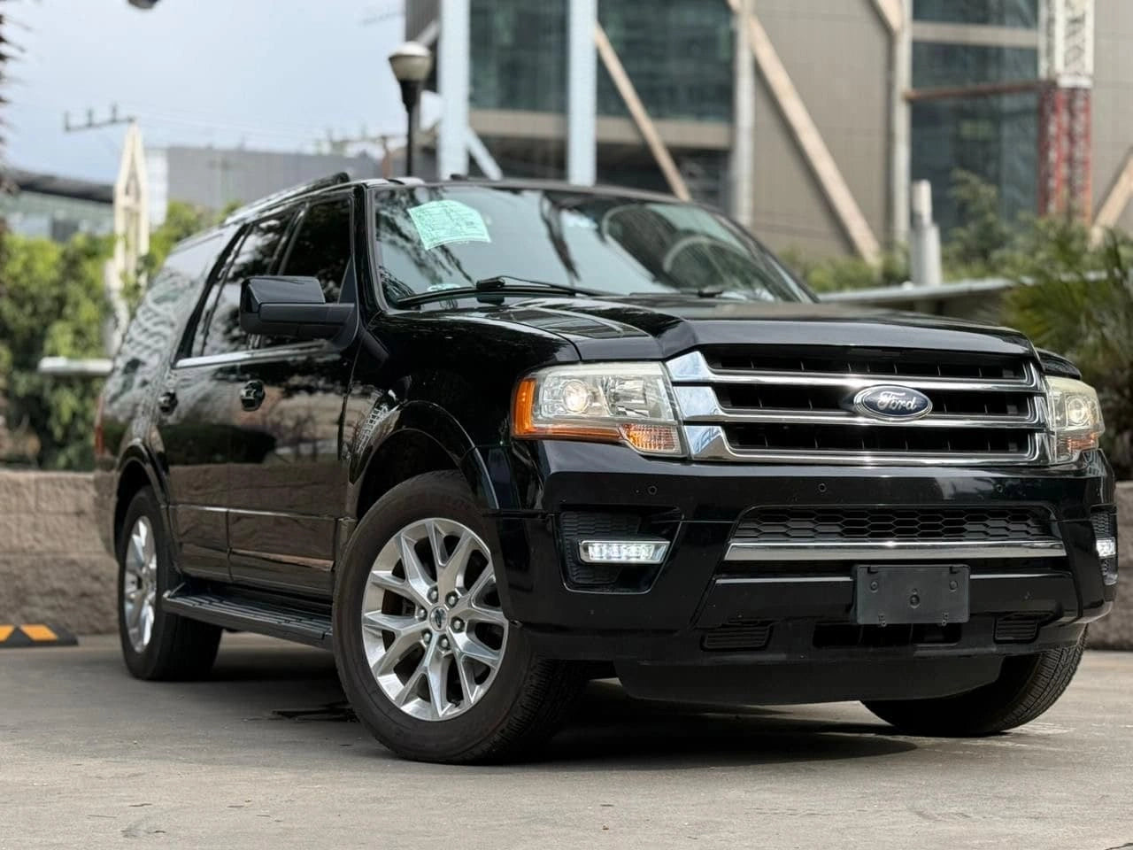 SUV Ford Expedition Limited 2017 de Preventas Carmexio, vista frontal mostrando detalles del vehículo en color gris.