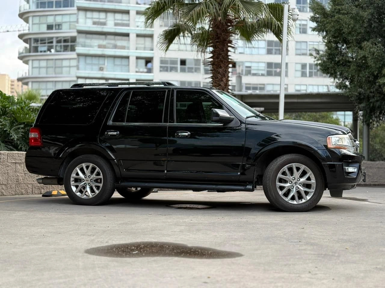 SUV Ford Expedition Limited 2017 de Preventas Carmexio, vista frontal que muestra el diseño y detalles del vehículo en color gris