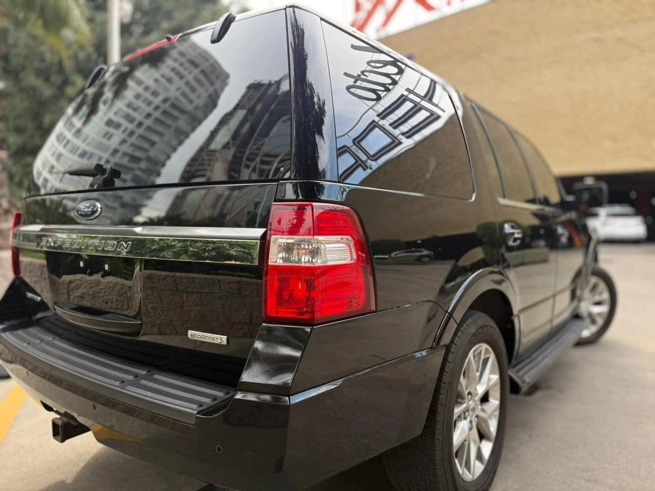SUV Ford Expedition Limited 2017 de Preventas Carmexio, vista lateral con detalles del diseño exterior y llantas.