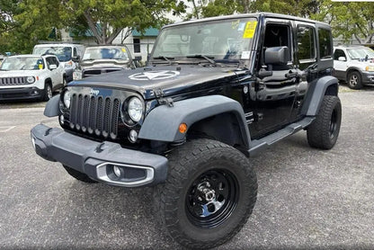 Jeep Wrangler negro todo terreno en lote de autos importados de Carmexio México