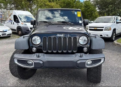 Jeep Wrangler negro importado en venta en Carmexio, frente a camionetas y autos usados