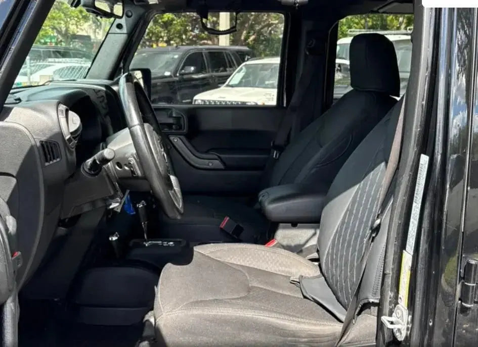 Interior de vehículo americano importado, asientos delanteros y volante, Carmexio México