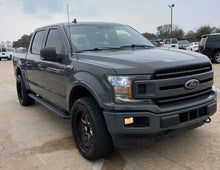Camioneta Ford F150 XLT 2018 de Preventas Carmexio, vista lateral mostrando el diseño y detalles del pickup en color gris.