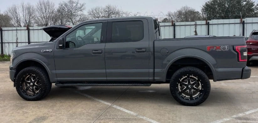 Camioneta Ford F150 XLT 2018, pickup de tamaño completo, en color negro, vista lateral con detalles del vehículo.