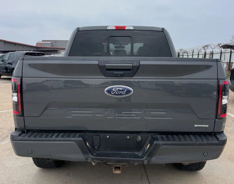 Camión Ford F150 XLT 2018 de Preventas Carmexio, vista lateral del pickup en color azul con detalles del vehículo.
