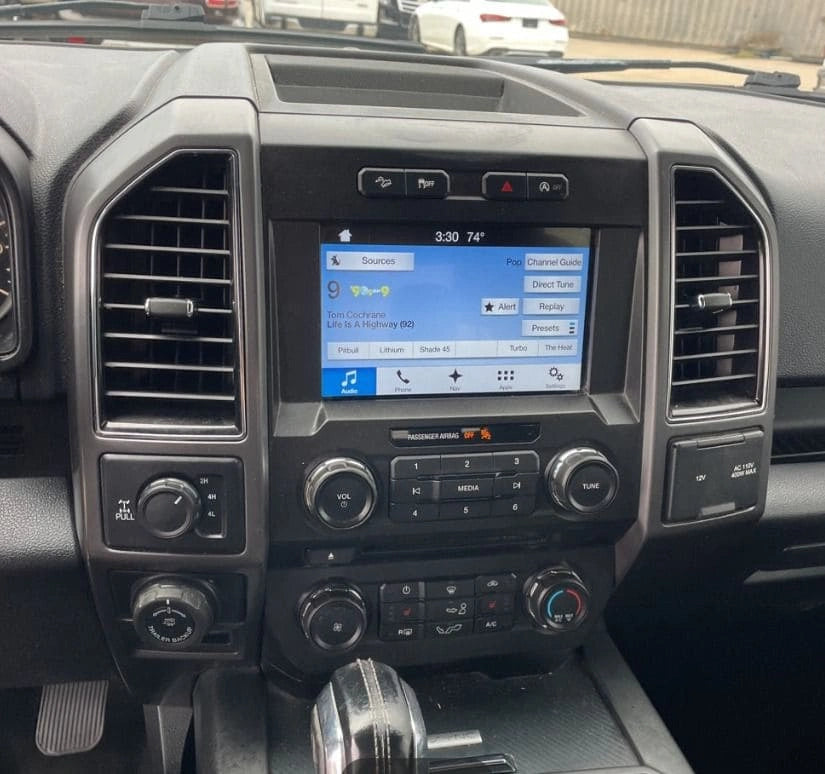 Camioneta Ford F150 XLT 2018 de Preventas Carmexio, pickup gris con detalles y ruedas grandes, vista lateral en la imagen.