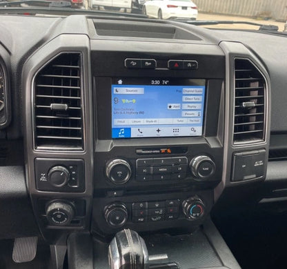 Camioneta Ford F150 XLT 2018 de Preventas Carmexio, pickup gris con detalles y ruedas grandes, vista lateral en la imagen.