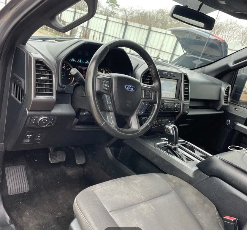 Camión pickup Ford F150 XLT 2018 de Preventas Carmexio, vista lateral del vehículo en color azul oscuro.
