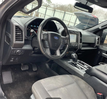 Camión pickup Ford F150 XLT 2018 de Preventas Carmexio, vista lateral del vehículo en color azul oscuro.