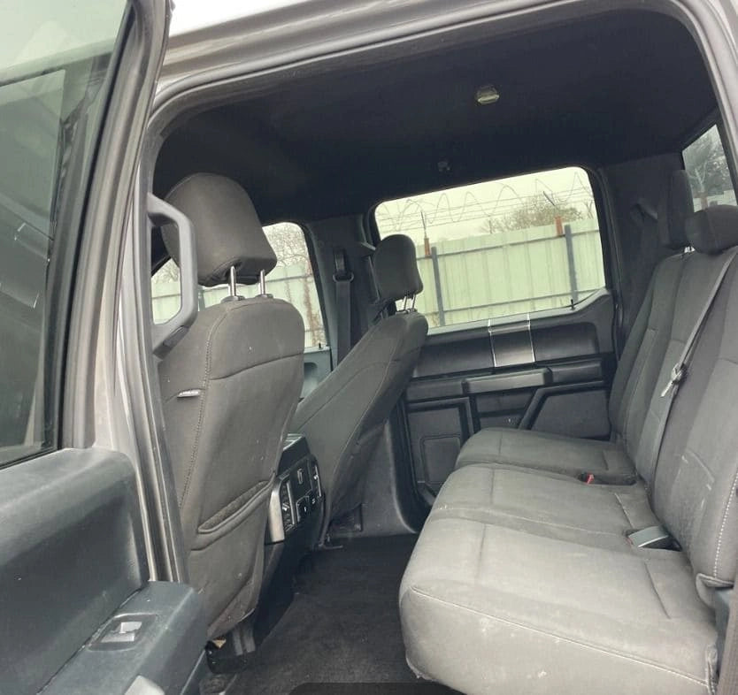Camión Ford F150 XLT 2018 de preventas Carmexio, vista lateral del pickup en color azul oscuro.