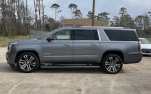 SUV GMC Yukon XL 2018 de Preventas Carmexio, vehículo de gran tamaño con diseño robusto y detalles visibles en la imagen.