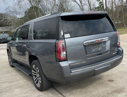 SUV GMC Yukon XL 2018 de Preventas Carmexio, vista frontal mostrando el diseño y detalles del vehículo.