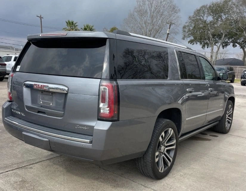 SUV GMC Yukon XL 2018 de Preventas Carmexio, vehículo grande y resistente, vista frontal con detalles del diseño exterior.
