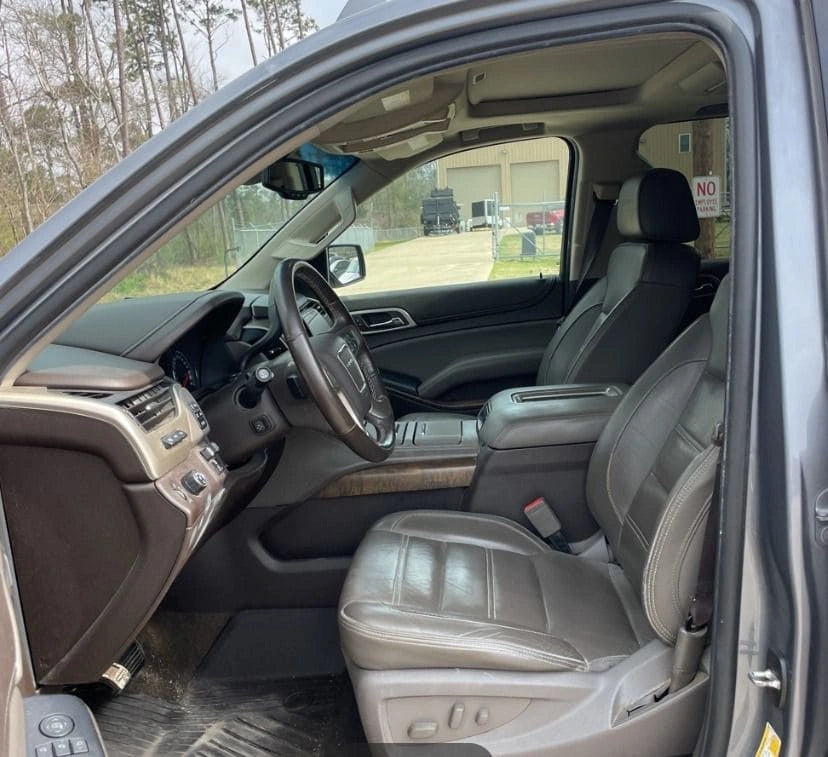 SUV GMC Yukon XL 2018 de Preventas Carmexio, vista frontal con detalles de luces y parrilla en color oscuro.