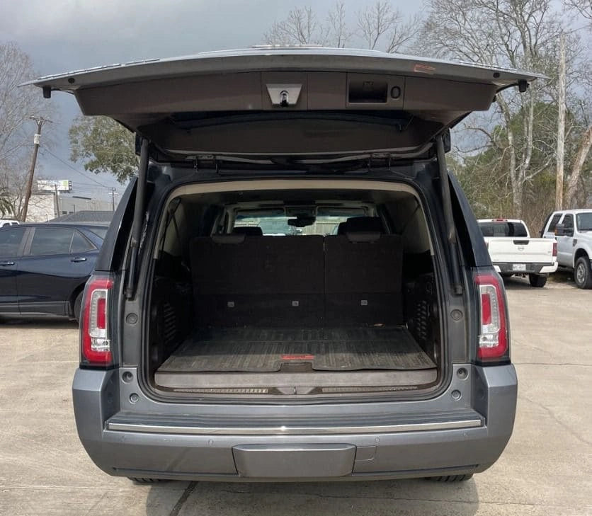 SUV GMC Yukon XL 2018 de Preventas Carmexio, vista lateral con detalles del diseño y tamaño robusto.
