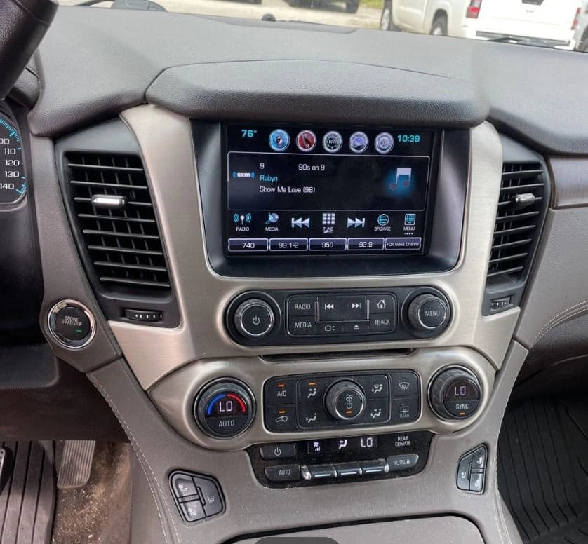 SUV GMC Yukon XL 2018 de la marca Preventas Carmexio, vista frontal que muestra su tamaño y diseño robusto.