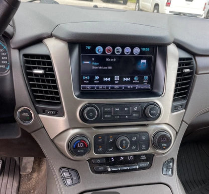 SUV GMC Yukon XL 2018 de la marca Preventas Carmexio, vista frontal que muestra su tamaño y diseño robusto.