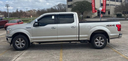 Camioneta Ford F150 Lariat 2018 en color azul oscuro, vista lateral, con detalles de carrocería y ruedas.