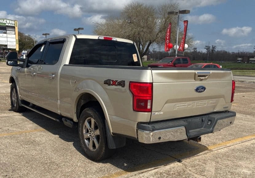 Camioneta Ford F150 Lariat 2018 de Preventas Carmexio, vista lateral con detalles de la cabina y parrilla frontal.