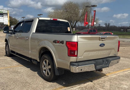 Camioneta Ford F150 Lariat 2018 de Preventas Carmexio, vista lateral con detalles de la cabina y parrilla frontal.