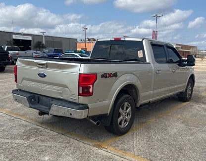 Camión Ford F150 Lariat 2018 de Preventas Carmexio, vista lateral del pickup en color gris con detalles en cromo.