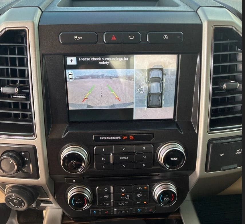 Camioneta pickup Ford F150 Lariat 2018 de Preventas Carmexio, vista frontal con detalles del diseño y luces.