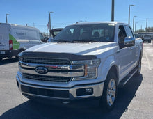 Camioneta pickup Ford F150 Lariat 2018 de Preventas Carmexio, vista lateral con detalles del vehículo y logotipo.
