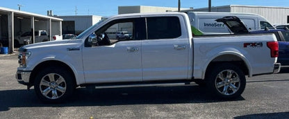 Camioneta Ford F150 Lariat 2018 de Preventas Carmexio, vista lateral mostrando la cabina y ruedas en un entorno exterior.