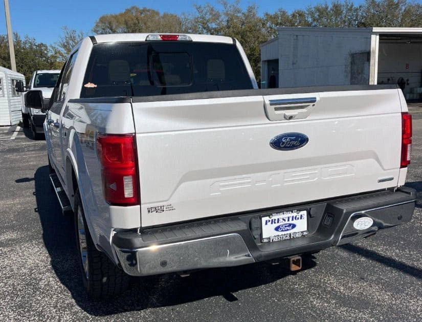 Camioneta Ford F150 Lariat 2018 de Preventas Carmexio, vista frontal del pickup en color negro con detalles de lujo.