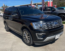 SUV Ford Expedition Limited 2018 de Preventas Carmexio, vista frontal con detalles del diseño exterior.