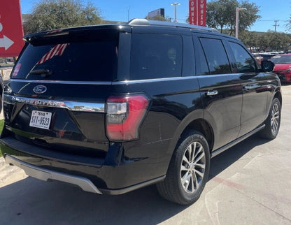 Vehículo SUV Ford Expedition Limited 2018 de Preventas Carmexio, vista frontal con detalles del diseño exterior.