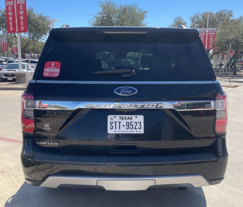 SUV Ford Expedition Limited 2018 de Preventas Carmexio, vista frontal mostrando detalles del vehículo en color oscuro.