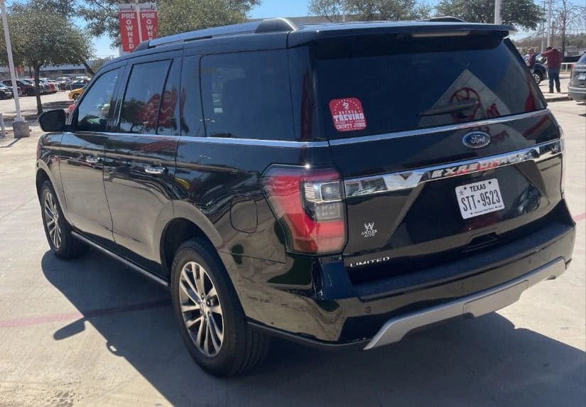 SUV Ford Expedition Limited 2018 de Preventas Carmexio, vista frontal con detalles del vehículo en color oscuro.
