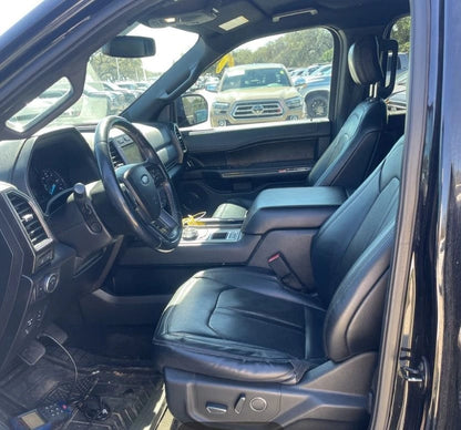 SUV Ford Expedition Limited 2018 de Preventas Carmexio, vista frontal mostrando el diseño exterior y detalles del vehículo.
