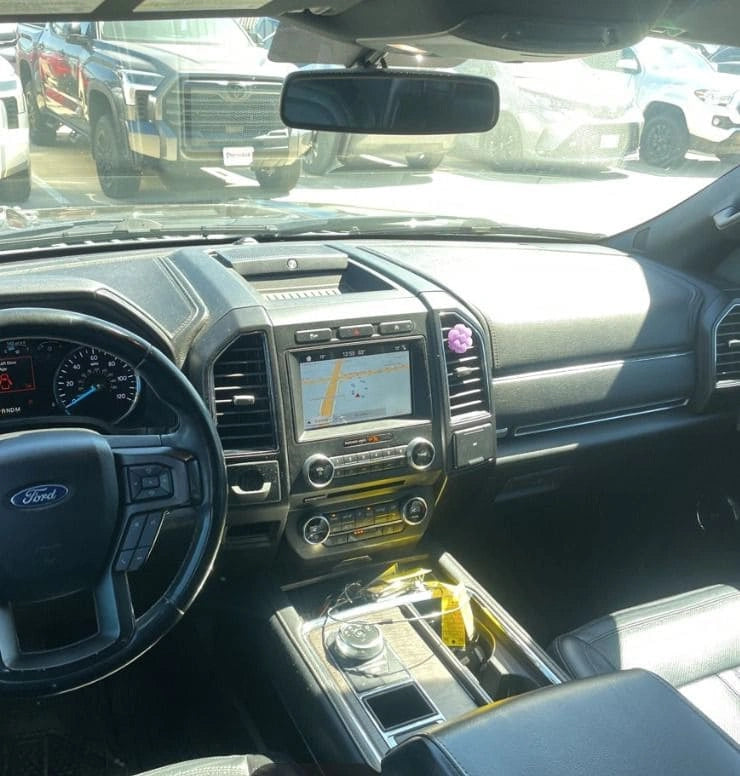 SUV Ford Expedition Limited 2018 de Preventas Carmexio, vista frontal del vehículo en color negro con detalles en plata.