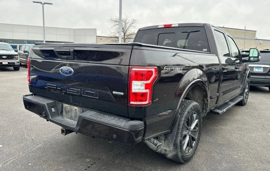 Camioneta Ford F150 XLT 2018 de Preventas Carmexio, vista frontal del pickup en color azul brillante.