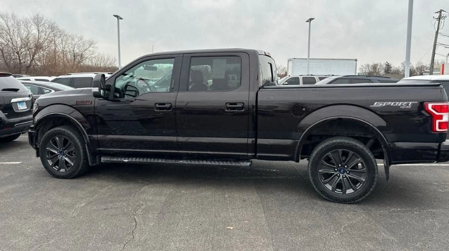 Camioneta Ford F150 XLT 2018 de Preventas Carmexio, vista lateral con detalles de la carrocería y ruedas.