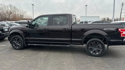 Camioneta Ford F150 XLT 2018 de Preventas Carmexio, vista lateral con detalles de la carrocería y ruedas.