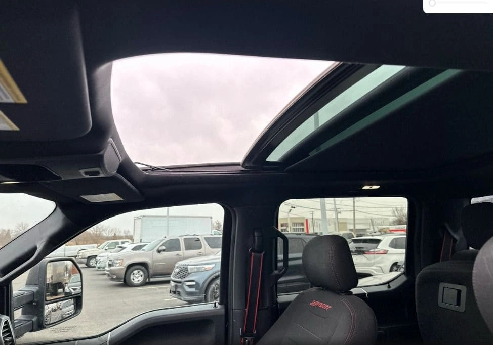 Camioneta Ford F150 XLT 2018 de preventas Carmexio, vista lateral del pickup en color azul con detalles de la cabina.