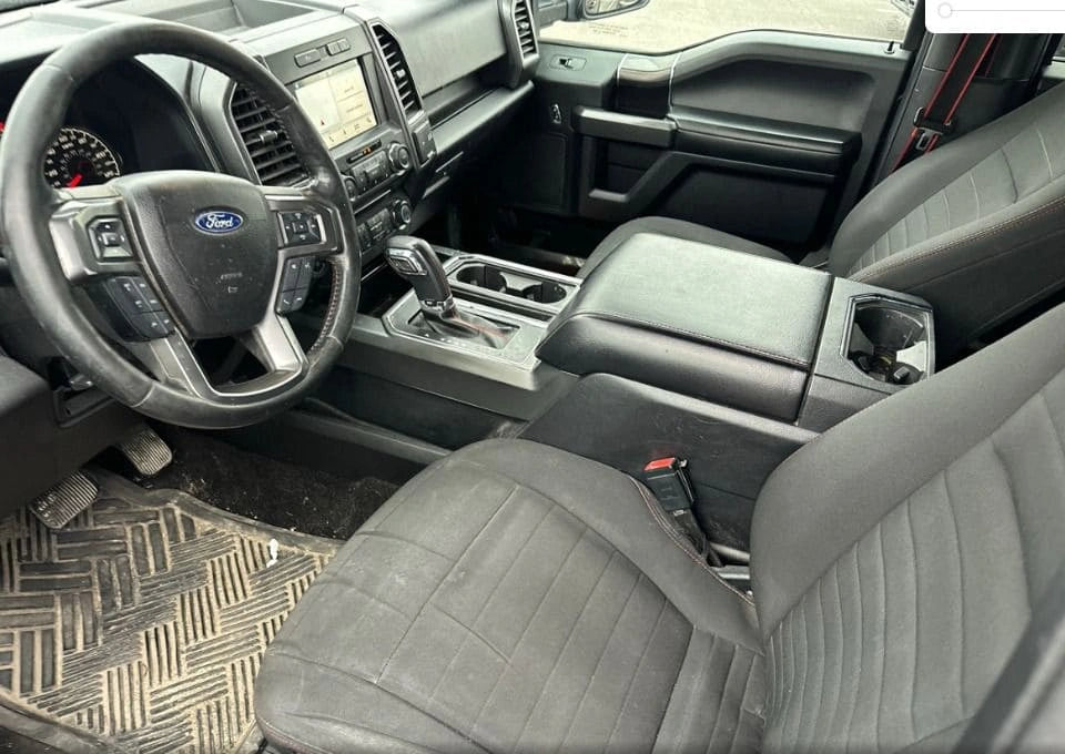 Camioneta Ford F150 XLT 2018 de Preventas Carmexio, vista lateral del pickup en color gris con detalles de la cabina.