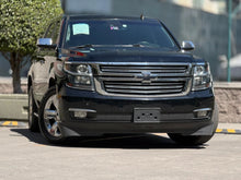 SUV Chevrolet Tahoe Premier 2017 de Preventas Carmexio, vista frontal mostrando el diseño elegante y detalles del vehículo.